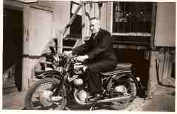 Opa Leonardus van Veen op de motor van oom Ton Bredewold