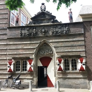 Leiden heilige geest weeshuis hooglandse kerkgracht